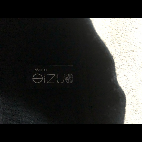 Onzie Black & White Blocked CrewTop size M/L - Picture 9 of 10